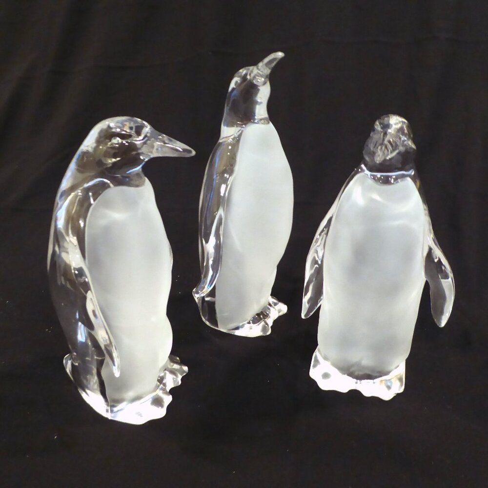NEW 9” DEPT. 56 HOLIDAY CHRISTMAS CLEAR ACRYLIC PENGUIN ICE SCULPTURE SET